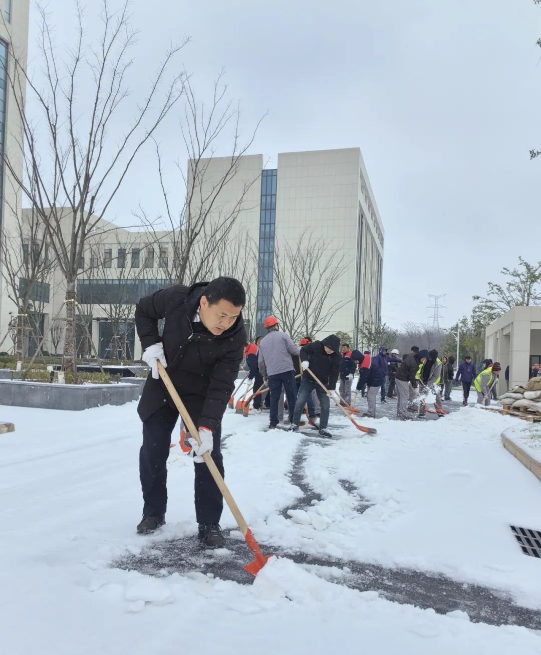 以雪(xuě)為(wèi)令！人防公(gōng)司除雪(xuě)破冰保生産(chǎn)