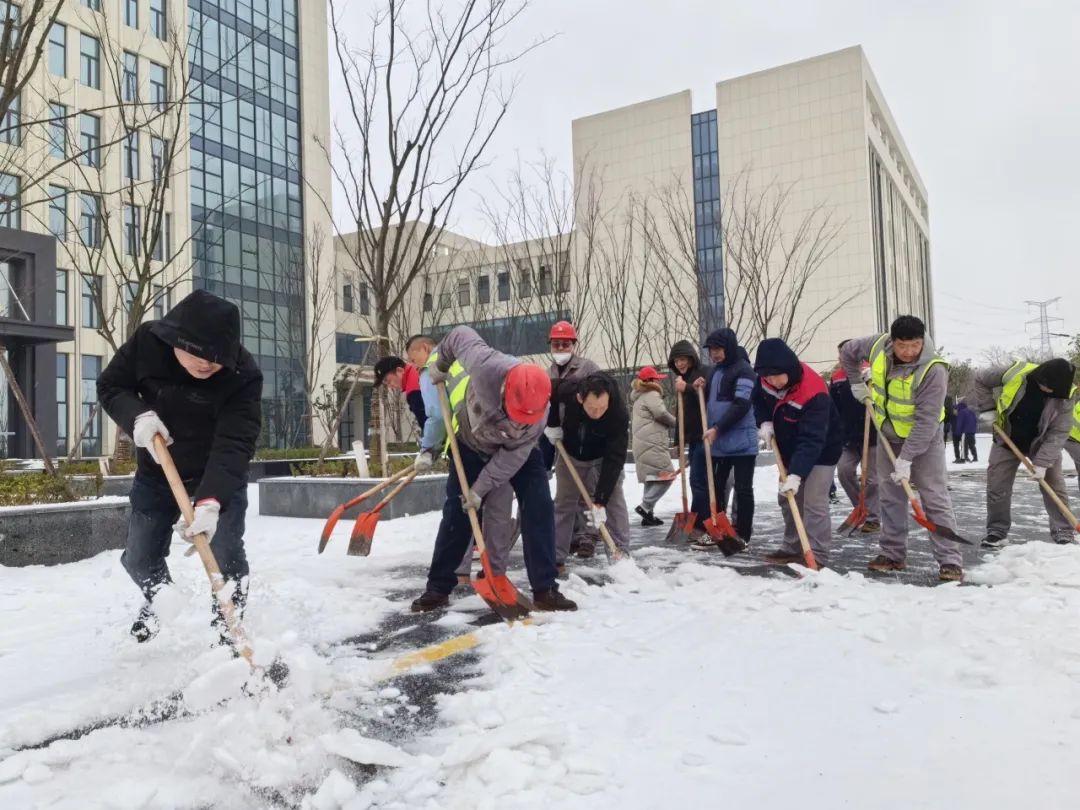 以雪(xuě)為(wèi)令！人防公(gōng)司除雪(xuě)破冰保生産(chǎn)