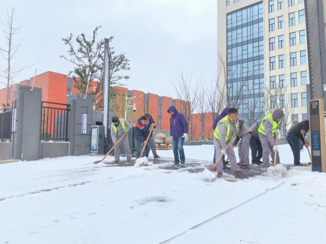 以雪(xuě)為(wèi)令！人防公(gōng)司除雪(xuě)破冰保生産(chǎn)